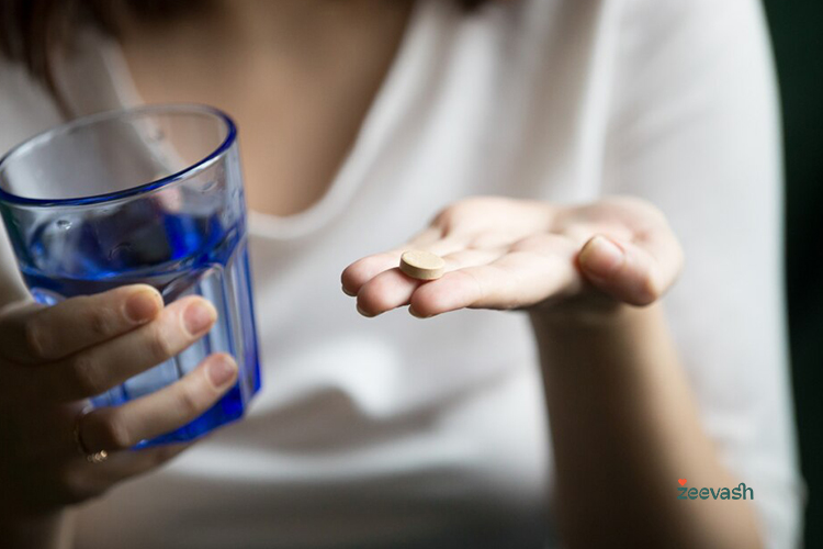 همراه با مصرف مکمل منیزیم گلیسینات، حداقل یک لیوان آب بنوشید تا ضمن کمک به جذب بهتر آن، از بروز عوارض گوارشی احتمالی جلوگیری کنید.